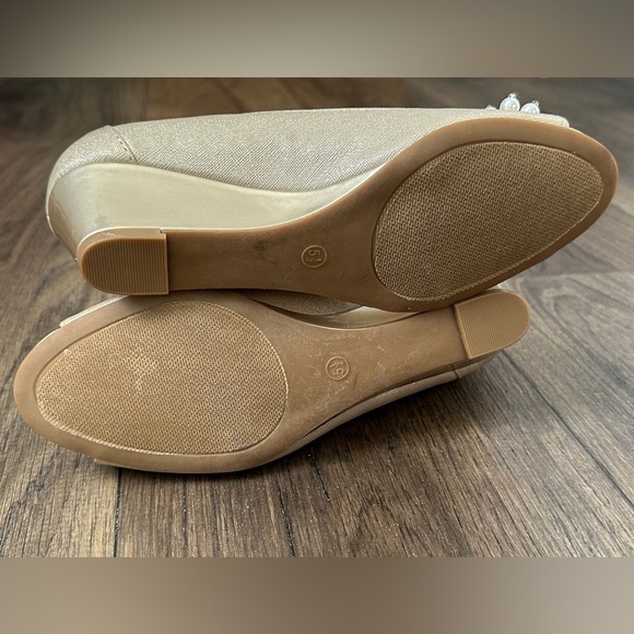 London Fog LFW Peggy Gold-tone kitten wedge heel pearl accents women’s 5.5m - Picture 9 of 10